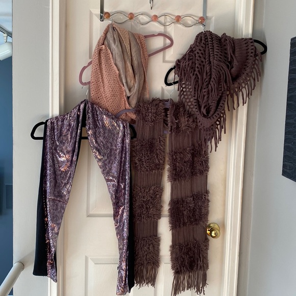 2 new infinity scarves & 2 new scarves -smoke free home - Picture 1 of 5